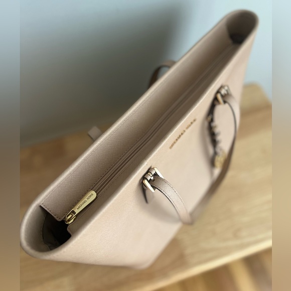 Michael Kors Medium Jet Set Medium Carry All Tote - Picture 9 of 16